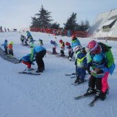 Sedmdesát dětí zvládlo své první lyžařské krůčky na Fajtově kopci