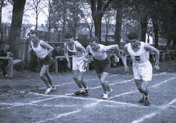 Na startu 100 m na Tržišti zač. 40. léta min. stol. Zprava Jaromír Blecha, třetí Káďa – Jaroslav Novák.