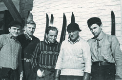 Studnice 1943. Zleva: Vlastík Milostný, Karel Dvořák, Vlastimil Železný – Sova, Cyril Musil, Jaromír Blecha.