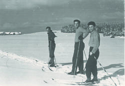 Zprava Jaromír Blecha, uprostřed Vlastimil Milostný – Studnice, Nové Město na Moravě 1943.