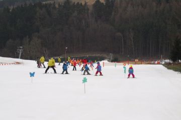 Soutěže, hry a závod v lyžařské škole